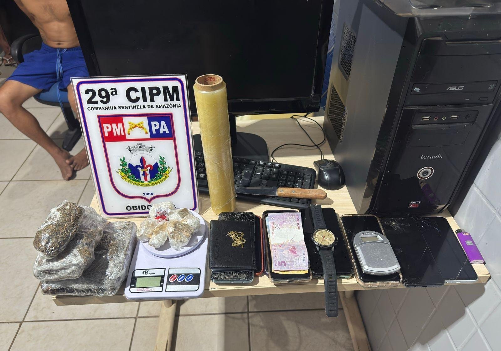 PM apreende 1 kg de drogas após monitorar ponto de venda que funcionava só à noite em Óbidos | G1