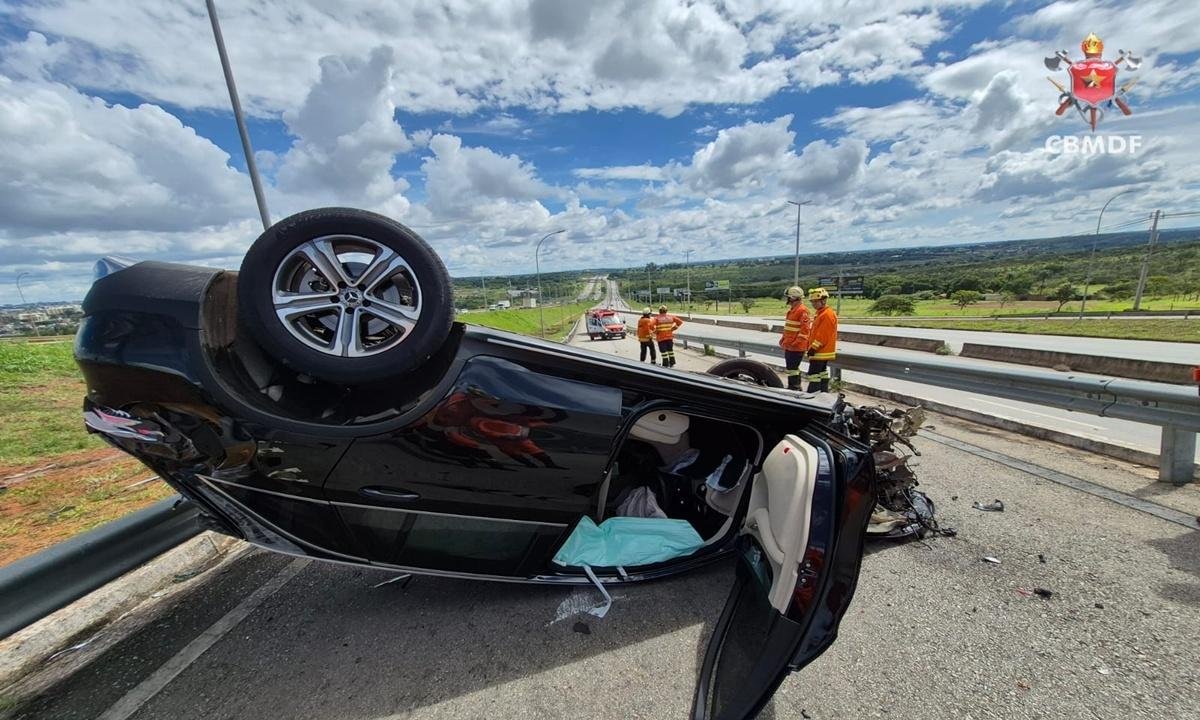Carro de luxo capota e destrói barreira de proteção em acidente no DF