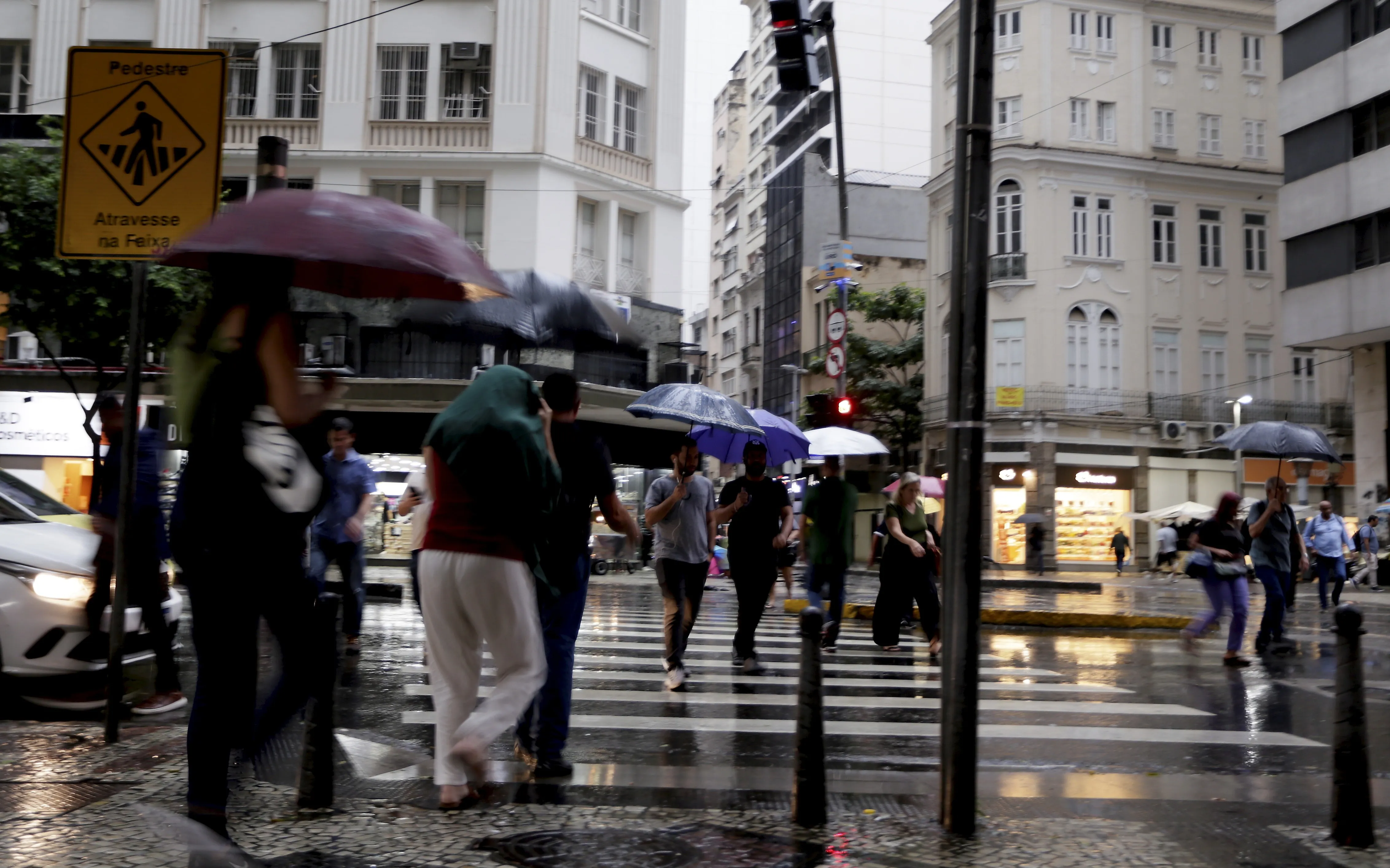 Ciclone vem aí: frente fria deixa sc em 'alerta máximo' e provoca chuva com rajadas de vento e trovoadas em SP, Rio e MG nesta terça-feira