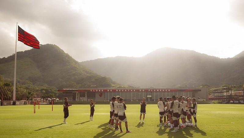 Filipe Luís e Boto são alvos de protestos da torcida do Flamengo no Ninho do Urubu