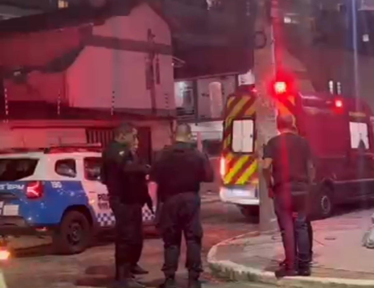 Homem em situação de rua é morto com tiro na cabeça em Cabo Frio | G1