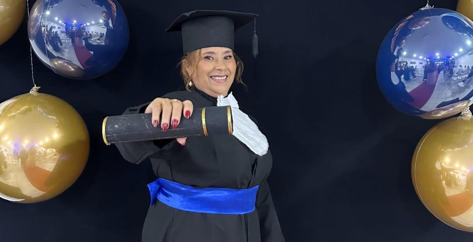 Operadora de máquina conclui ensino médio em Fortaleza após 40 anos | G1