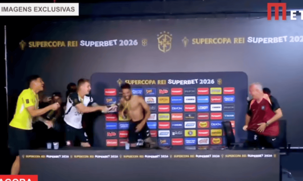 Dorival Júnior toma banho de gelo após conquista da Supercopa