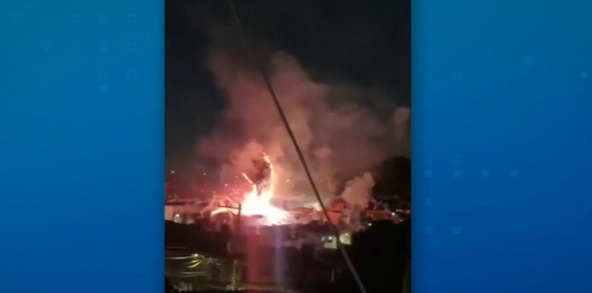 Balão que carregava fogos de artifício pega fogo e cai sobre casas em SP