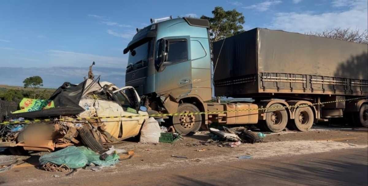 Acidente entre carro e carreta na BR-251 deixa motorista ferido | G1