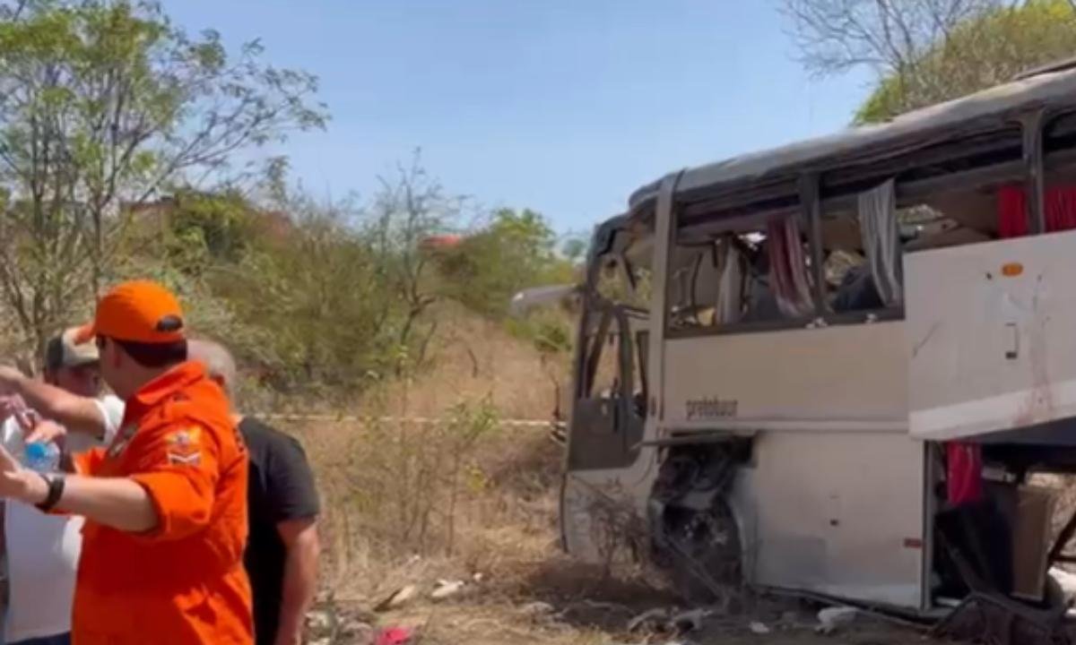 Bombeiros encerram retirada de corpos presos sob ônibus em Alagoas