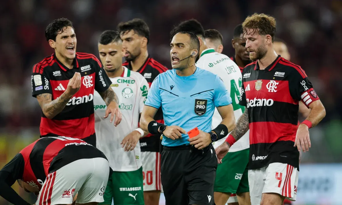 Flamengo critica arbitragem no Brasil e aponta privilégio ao Palmeiras