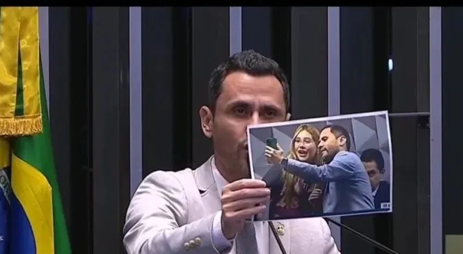 Cleitinho diz que foi 'idiota' ao pedir foto com Virgínia durante depoimento na CPI das Bets