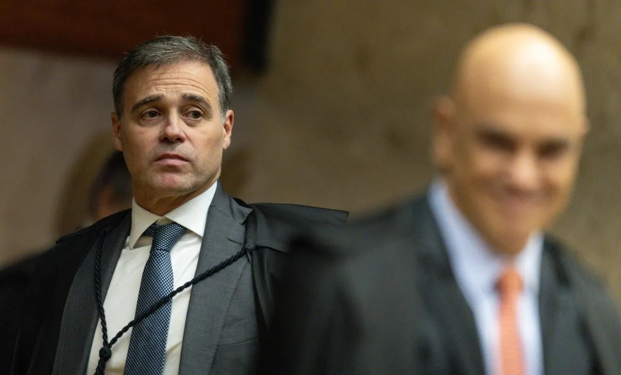 Discurso sobre ‘arapongagem’, inquérito das fake news e aviso antecipado: os recados de Mendonça a Moraes na decisão que afastou o diretor-geral da PF