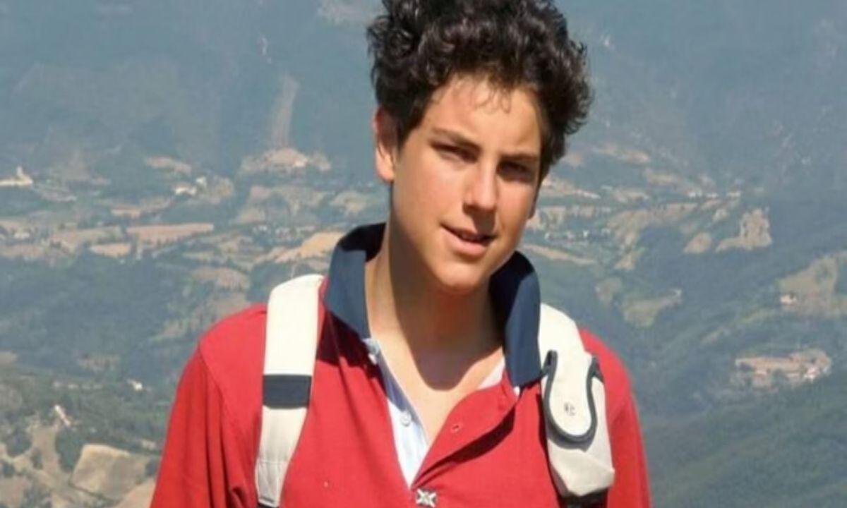 Ex-vocalista do Kasino lança música em homenagem a Carlo Acutis