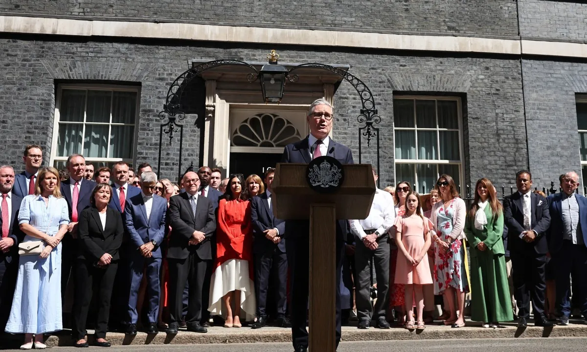 Starmer renuncia formalmente ao cargo de premier e faz último discurso antes de Andy Burnham assumir o governo britânico