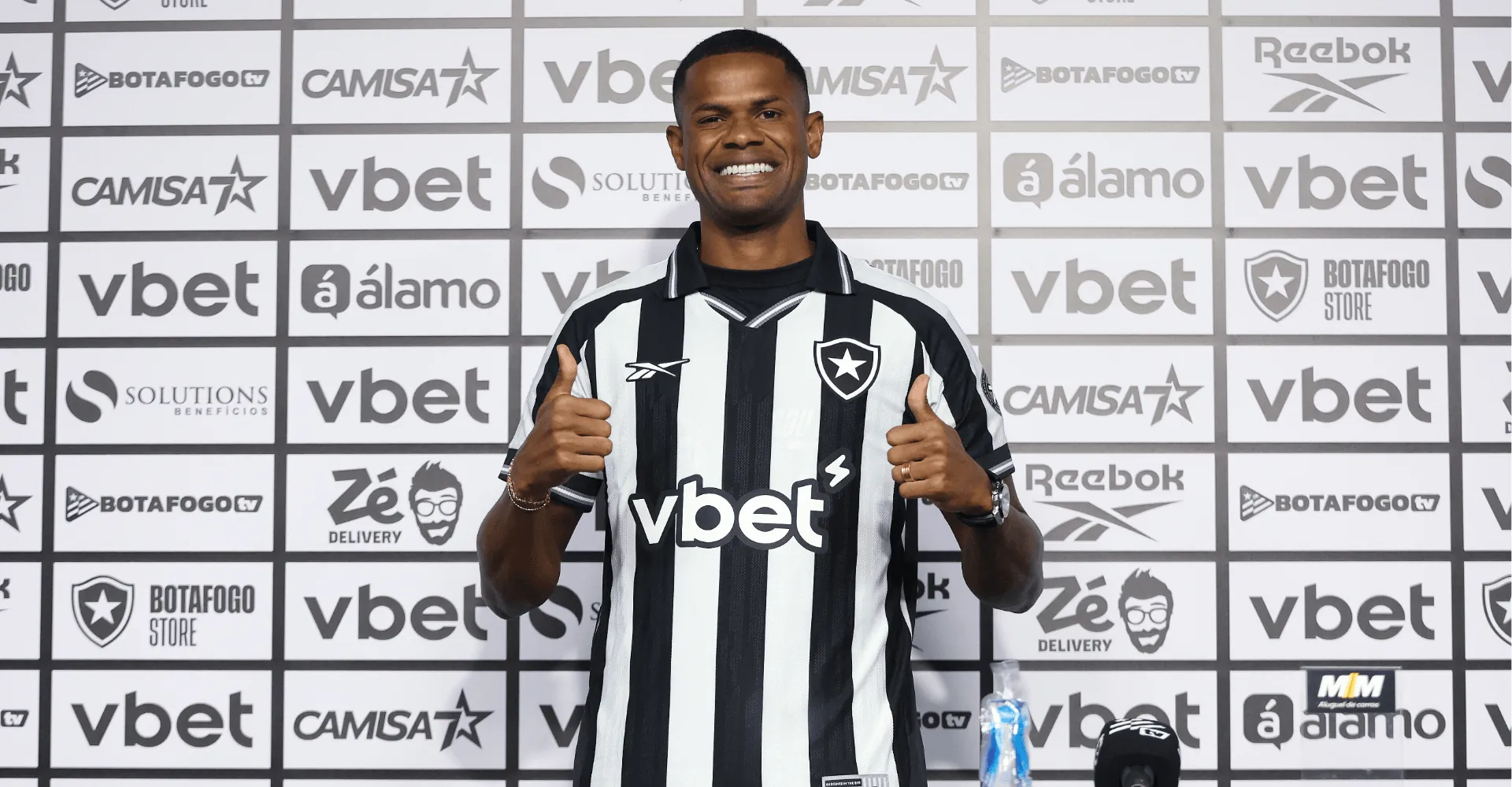 Botafogo apresenta Júnior Santos e Ferraresi após queda na Libertadores