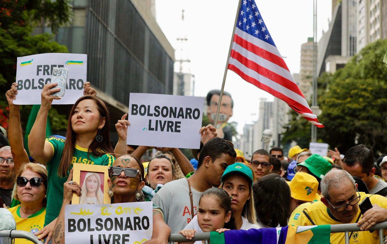 Em ato com forte apelo eleitoral, Flávio ataca presidente Lula, pede impeachment de ministros do STF e anistia para o pai