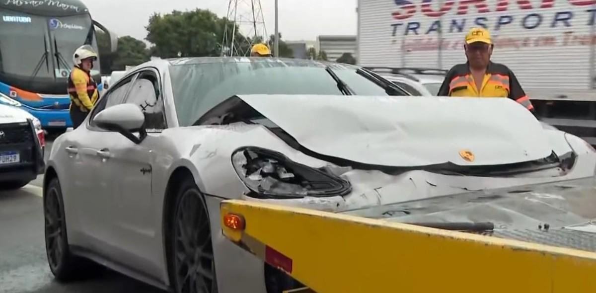 Motorista de Porsche bate em carro e foge; polícia de SP apura por que outras pessoas foram tentar removê-lo, mas fugiram também | G1