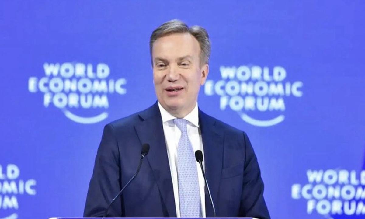 Chefe do Fórum Econômico Mundial cai após elo com Epstein vir à tona