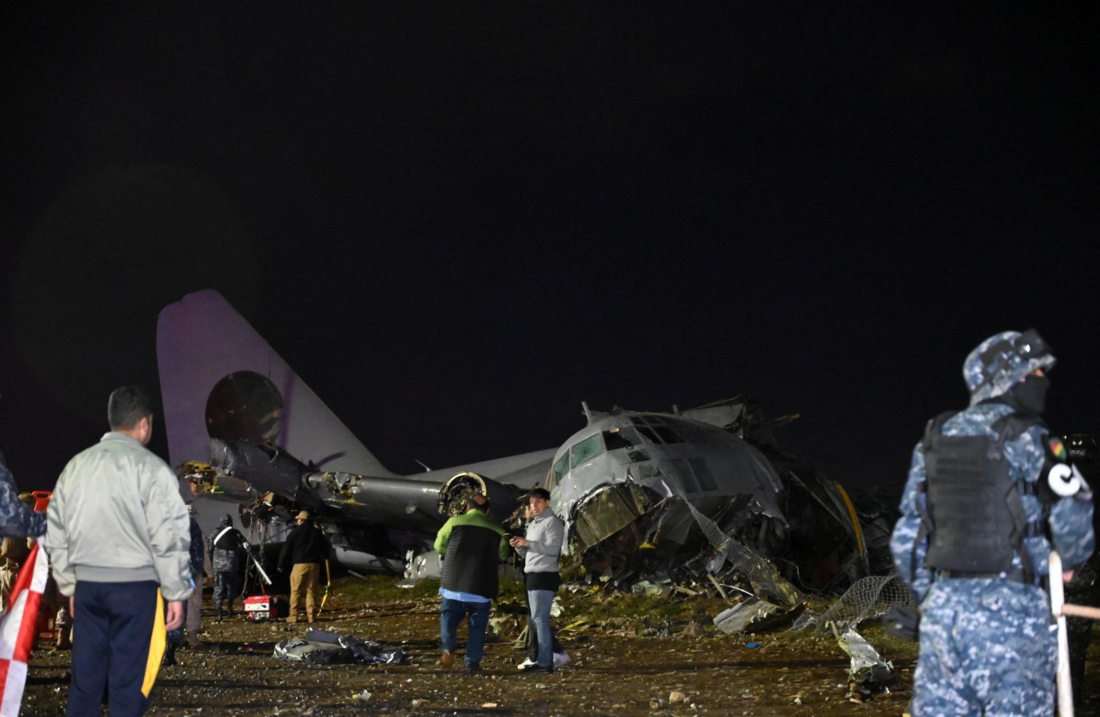 Pessoas tentam saquear carga de dinheiro após acidente de avião na Bolívia, e governo manda queimar cédulas | G1