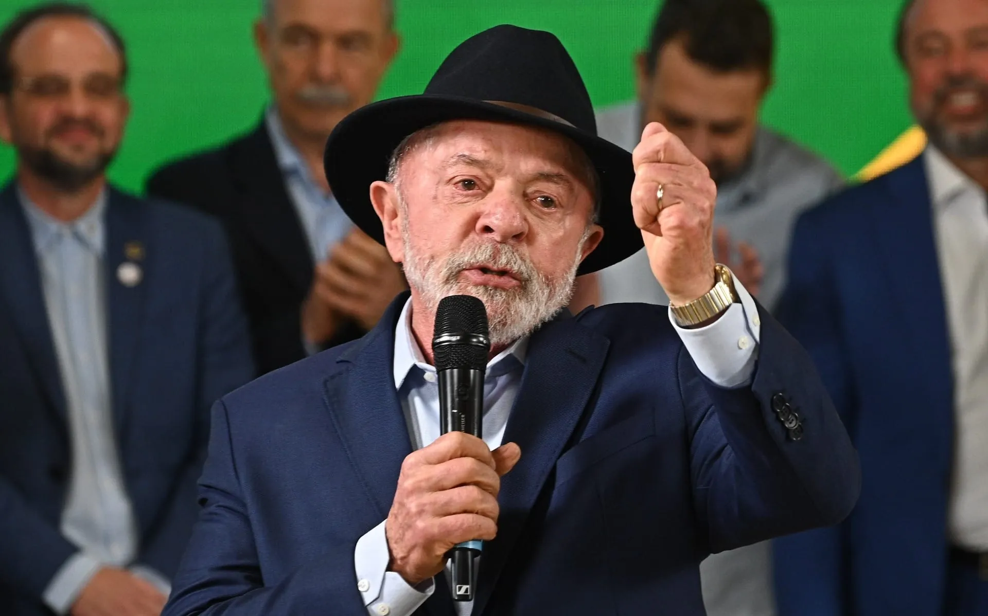 Nenhum governo estrangeiro ‘meterá o bedelho’ no Brasil, diz Lula em BH