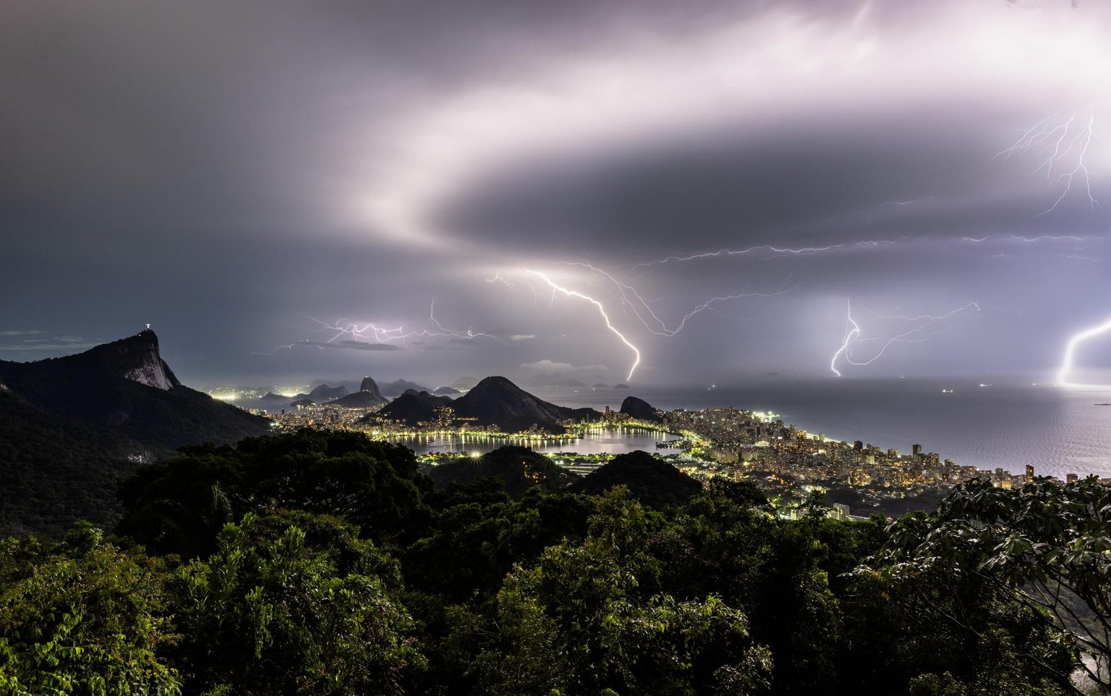 Raios viram 'flash' para foto de paisagem do Rio; veja antes e depois | G1