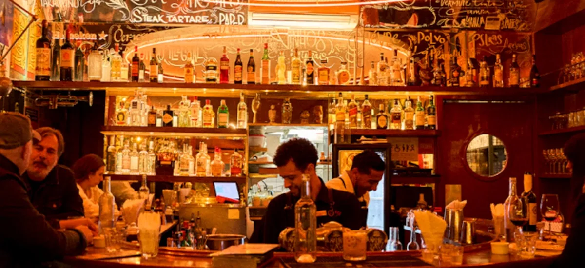 Alerta de carta nova no charmoso e arredondado balcão do Le Jazz Petit