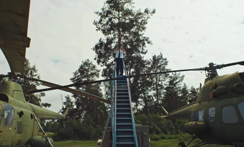 Oliver Tree lançou clipe entre dois helicópteros quatro meses antes de morrer: 'Coloque flores no meu túmulo', diz letra
