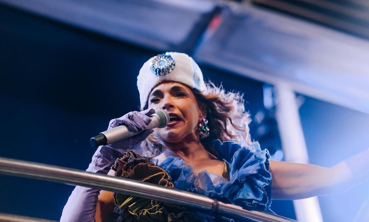 Daniela Mercury homenageia o Gandhy e reverencia presidente do bloco | G1