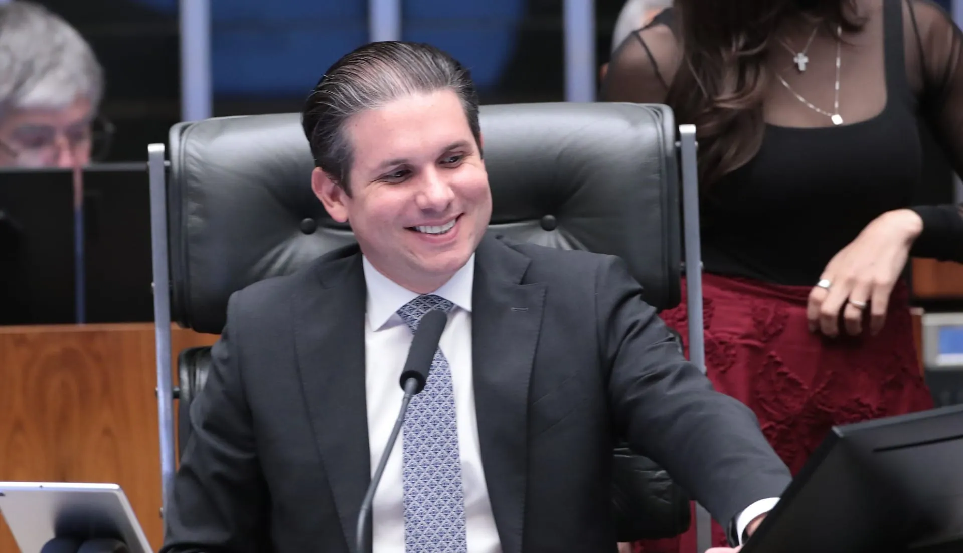Após Dino pedir explicações, Hugo Motta garante que a Câmara cumpre a lei