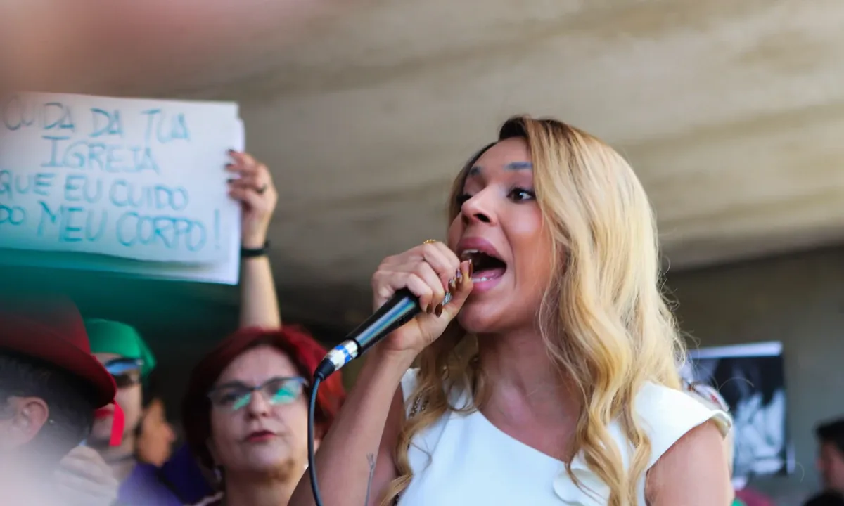 Erika Hilton aciona MP e pede prisão de Ratinho por transfobia
