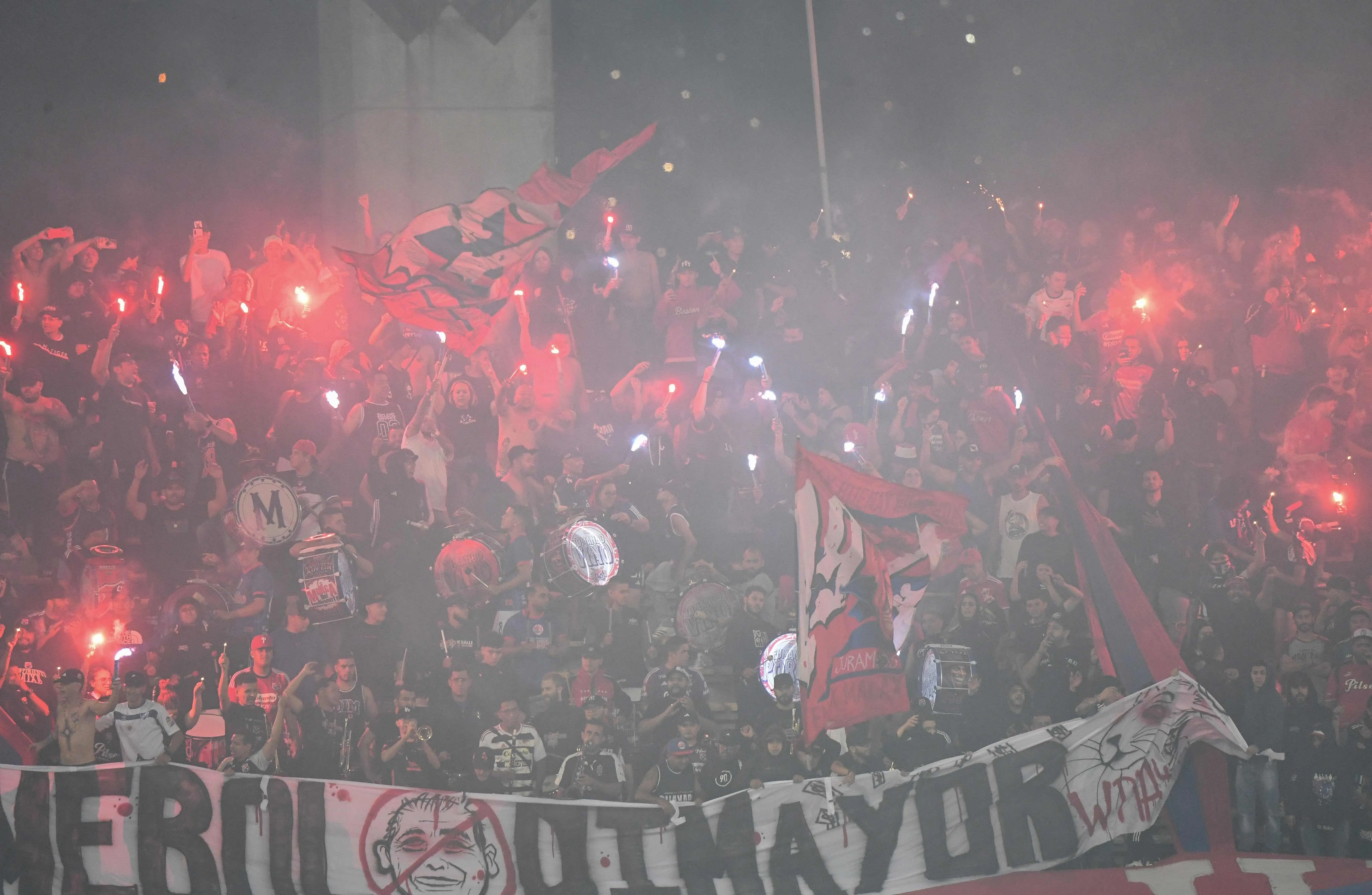 Entenda a crise do Independiente Medellín que levou a tumulto em jogo contra o Flamengo na Libertadores