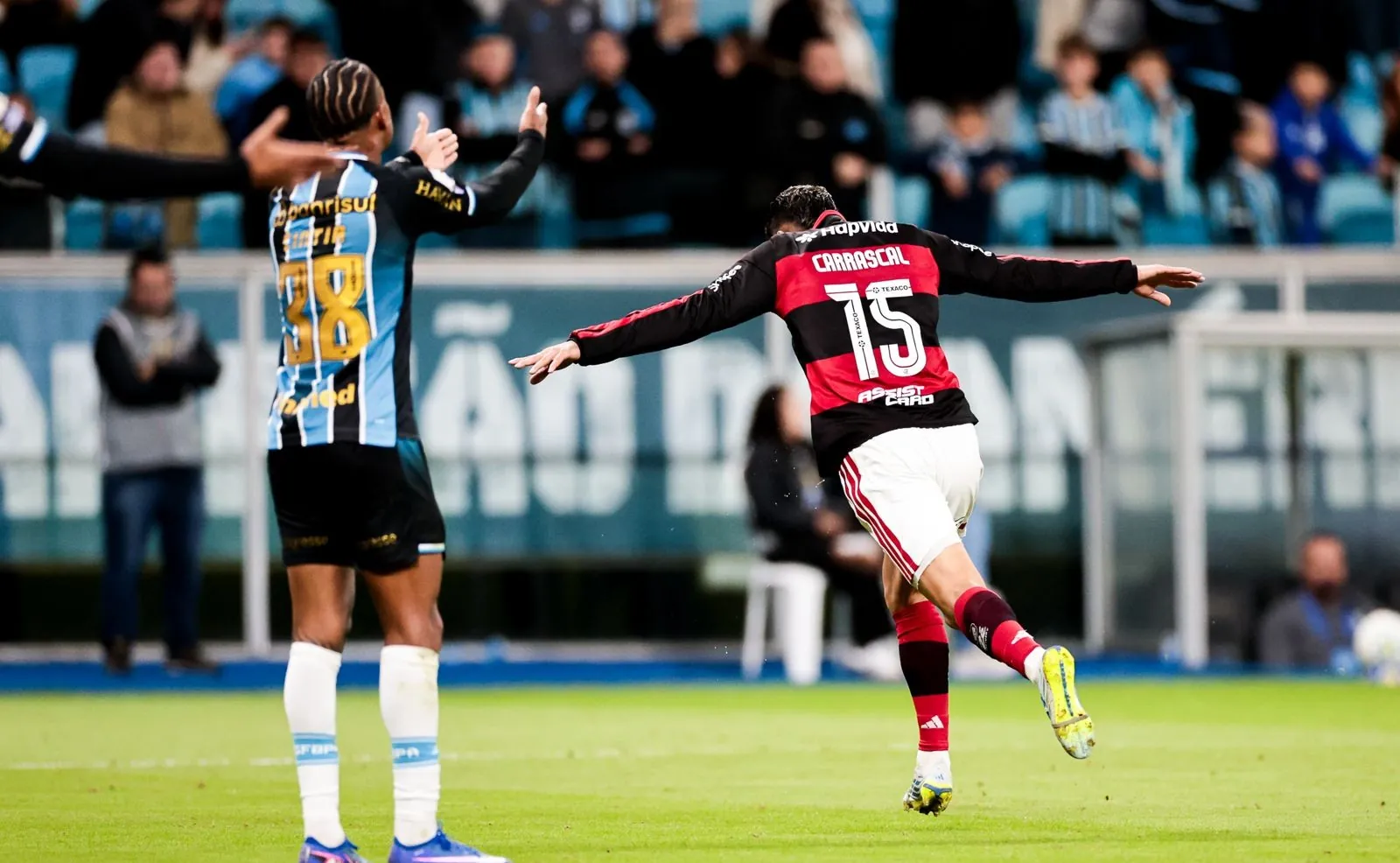 Flamengo domina o Grêmio em Porto Alegre, empilha chances e vence com gol de Carrascal
