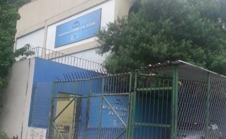 Ciep na Rocinha está sem luz há 40 dias, e moradores fazem protesto