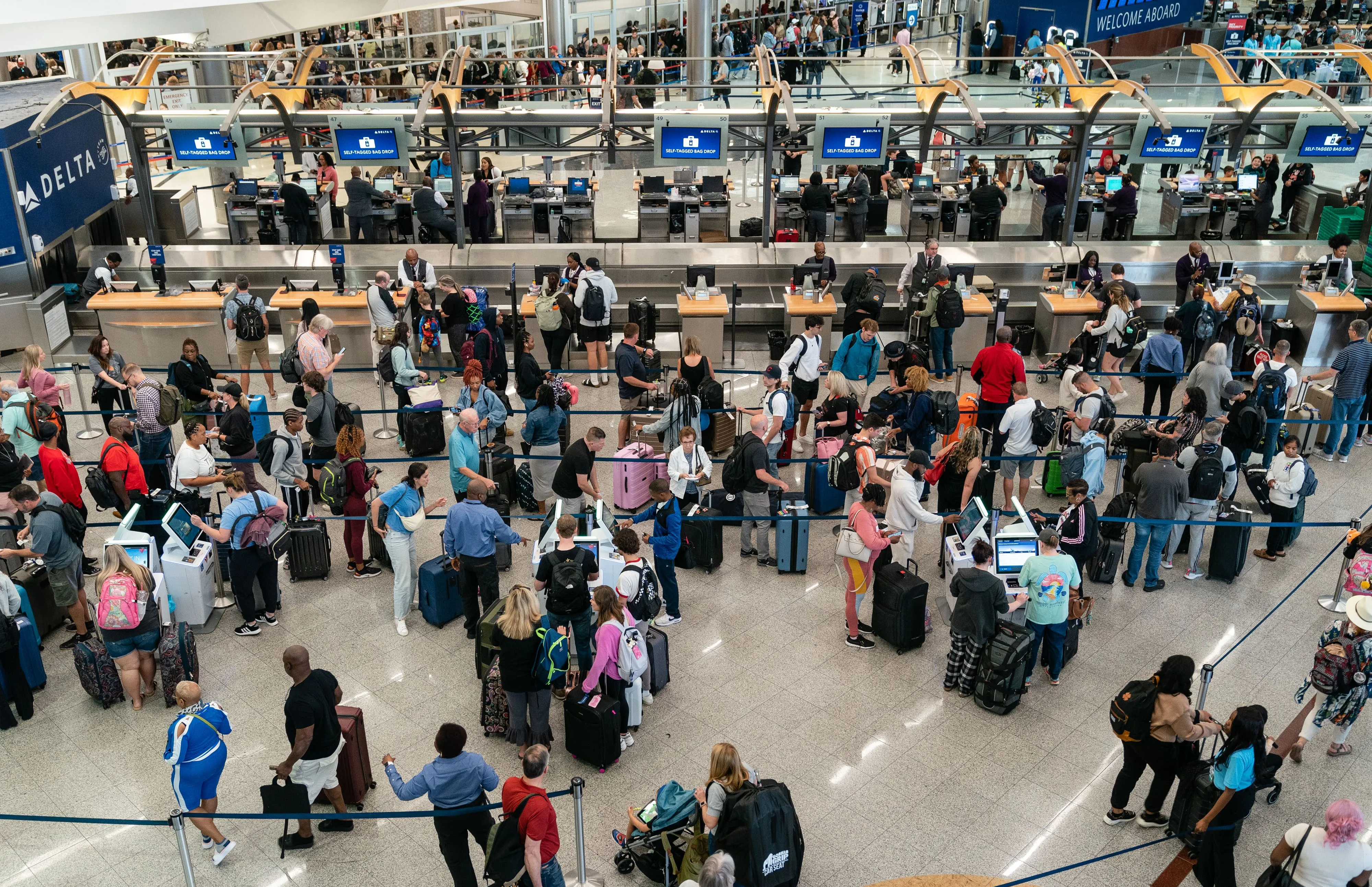 Trump envia polícia migratória a aeroportos na segunda para forçar democratas a desbloquearem orçamento
