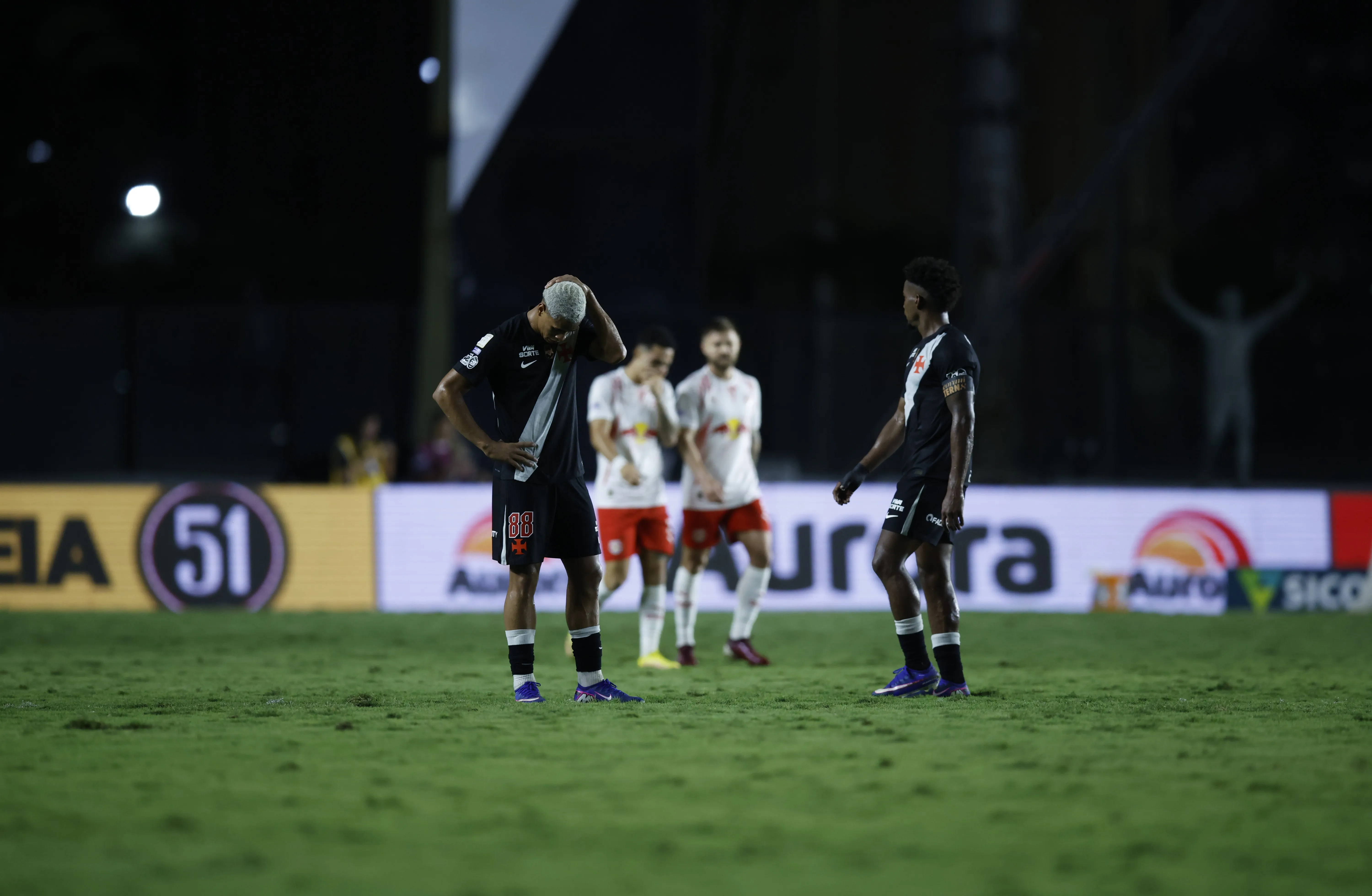 Sob protestos da torcida, Vasco perde para o Bragantino em São Januário pelo Brasileirão