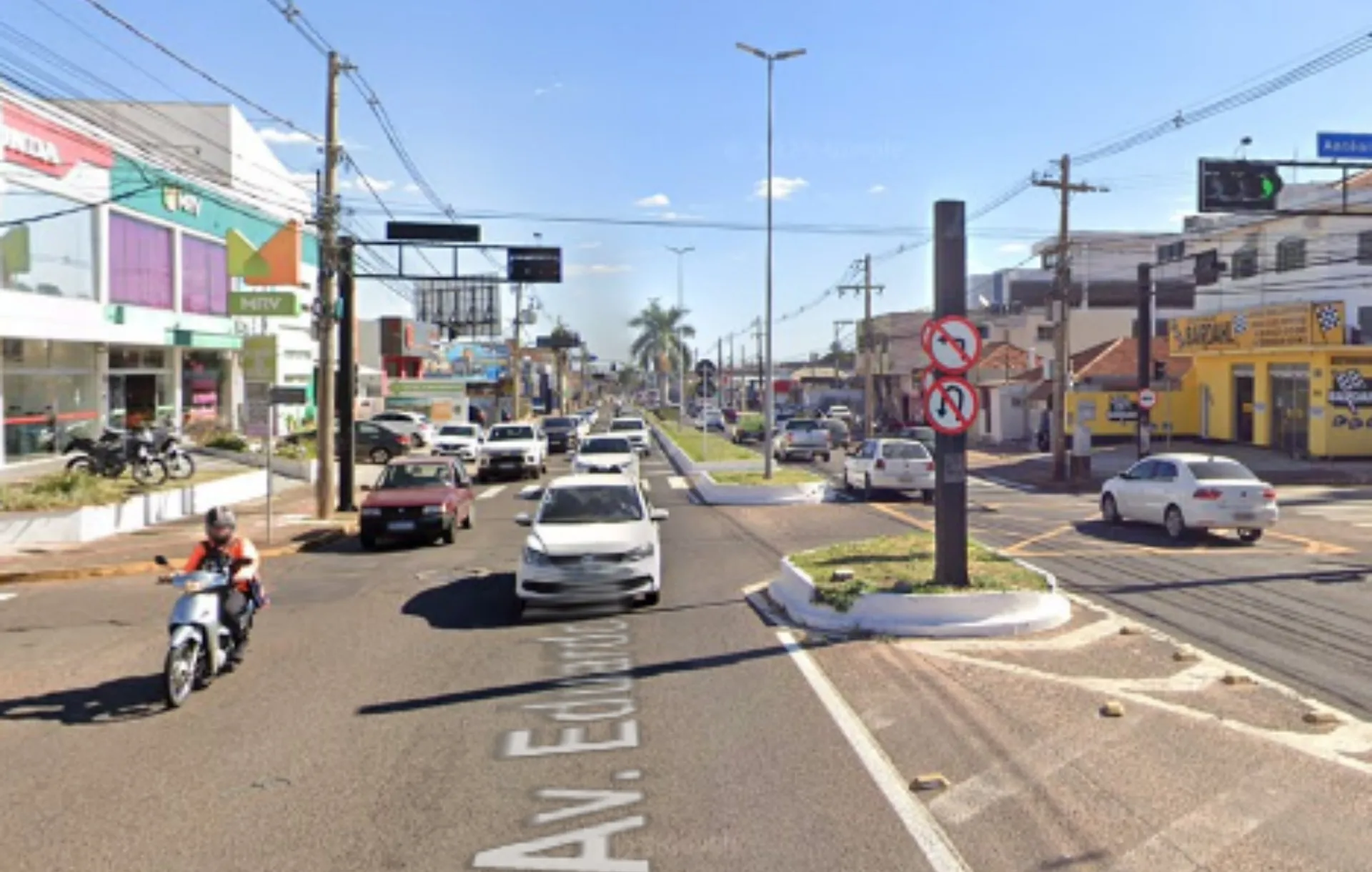 Criminosos quebram vitrine de loja de veículos e furtam motocicleta | G1