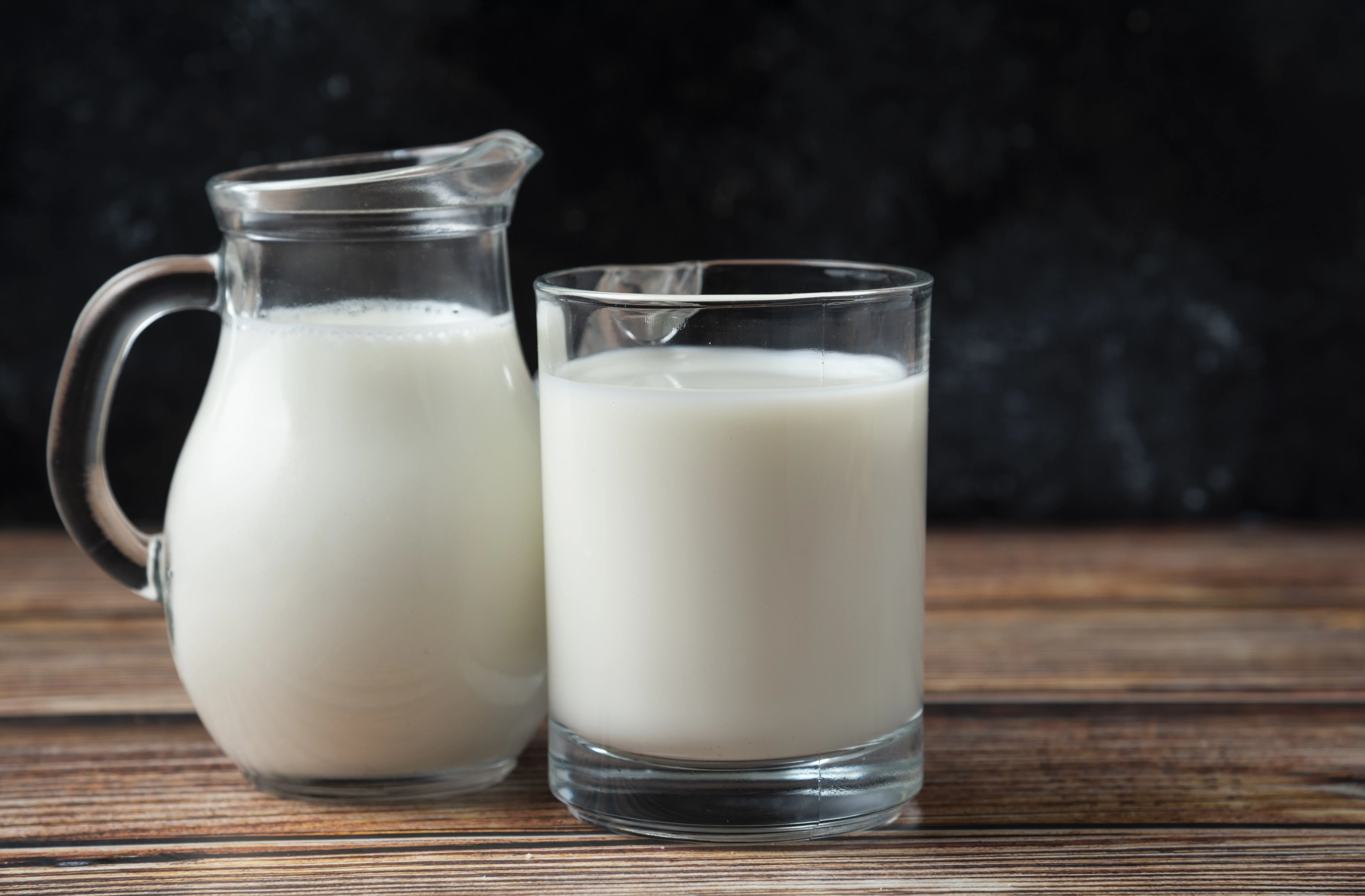 Leite em pó, garrafa ou caixinha: existe uma versão mais saudável? Nutricionista explica