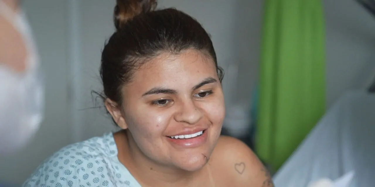 Jovem que teve mãos reimplantadas após ataque de foice começa fisioterapia; namorado e irmão viram réus