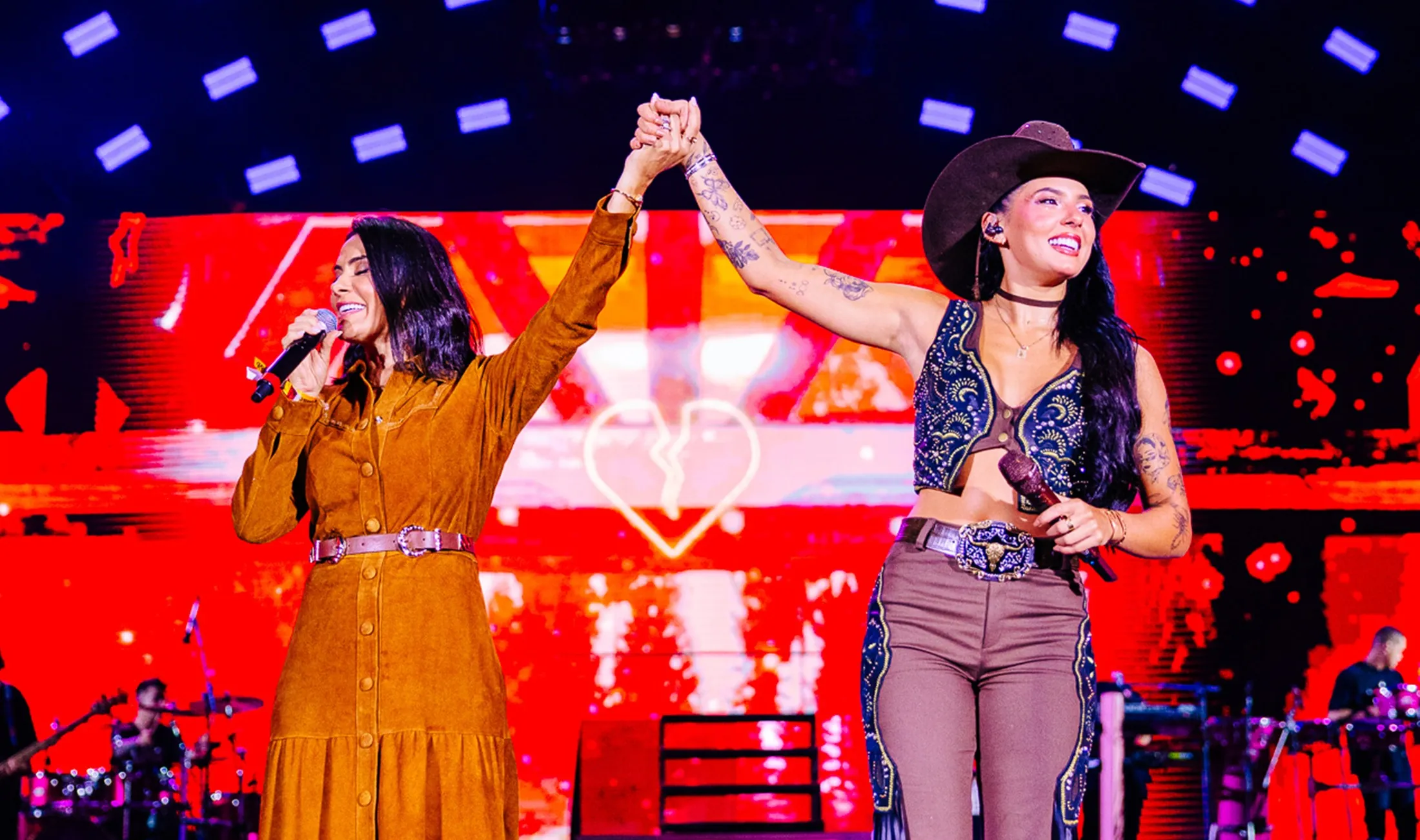 Ana Castela canta com a mãe no palco do Ribeirão Rodeo Music 2026 em Ribeirão Preto, SP