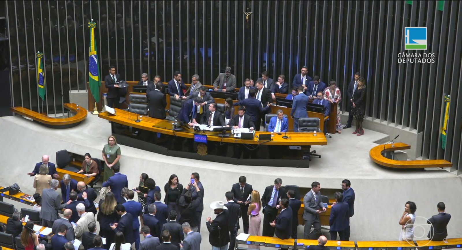 Parlamentares e relator da reforma administrativa criticam dispositivo 'fura-teto' para servidores | G1