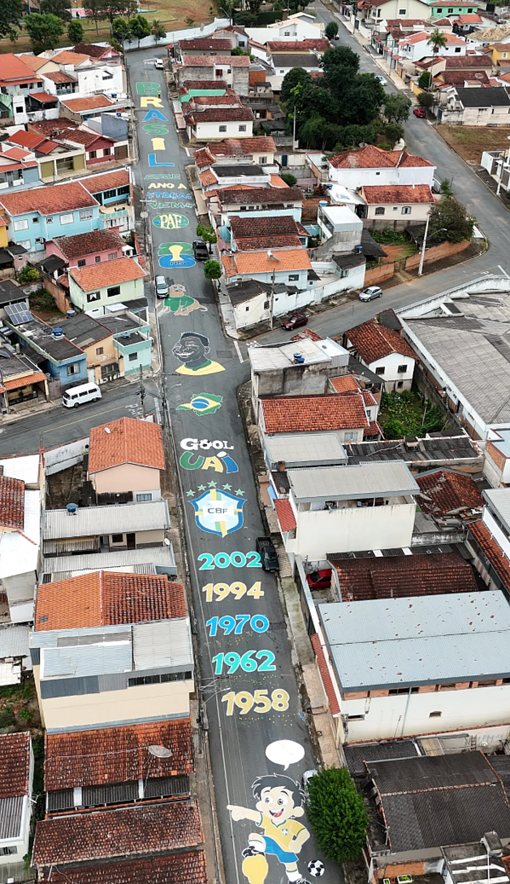 'Foi o reconhecimento de um sonho': vídeo de rua pintada para a Copa do Mundo chega à CBF e viraliza em MG