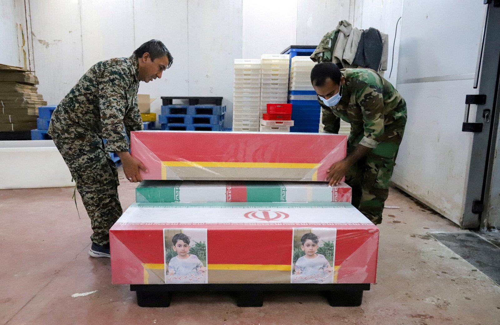 Milhares participam de funeral de estudantes mortos em ataque ao Irã; veja FOTOS e VÍDEO | G1