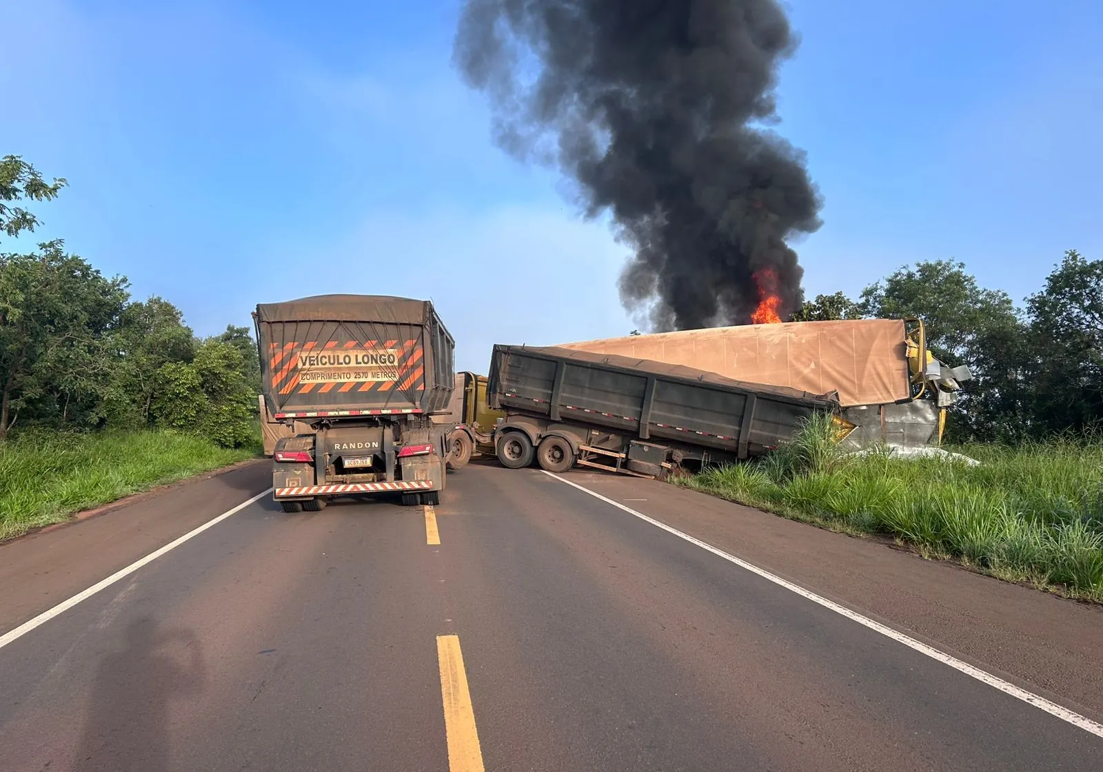 Carretas batem de frente na BR-262 e um dos veículos pega fogo | G1