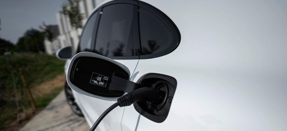 Carros híbridos recarregáveis gastam 3 vezes mais combustível no dia a dia