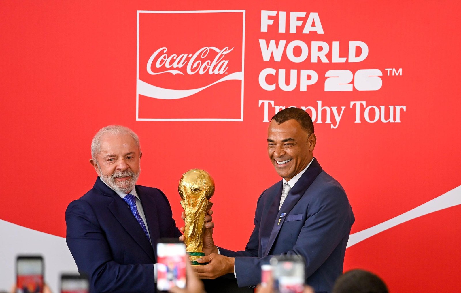 Lula recebe a taça da Copa do Mundo em cerimônia no Planalto