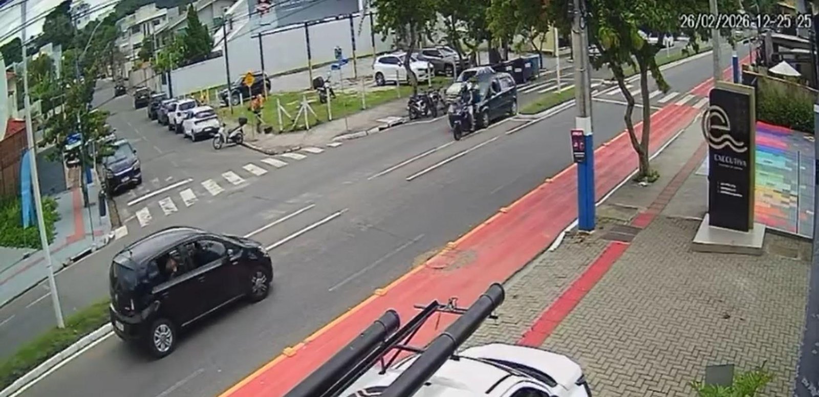 Motociclista é arremessado ao ser atingido por carro em SC; VÍDEO | G1