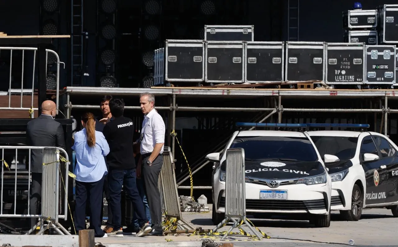 Após morte de operário durante montagem de palco para show de Shakira, em Copacabana, Polícia Civil realiza perícia