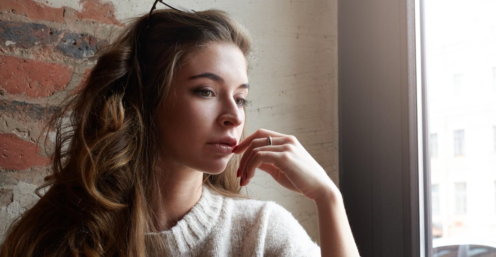 Por que algumas mulheres independentes se envolvem em relações emocionalmente frágeis