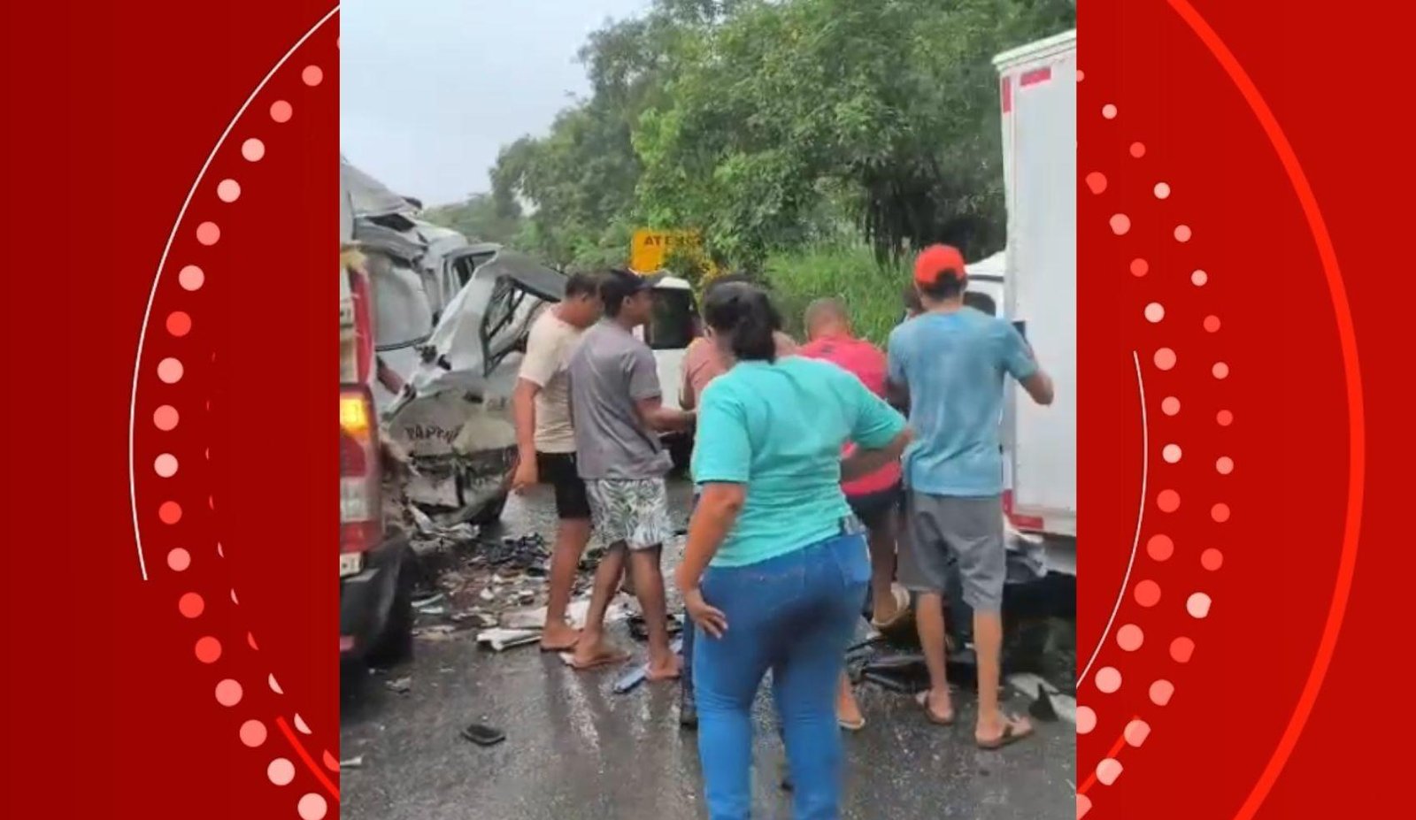 Batida entre ambulância e caminhão deixa três feridos na Bahia | G1