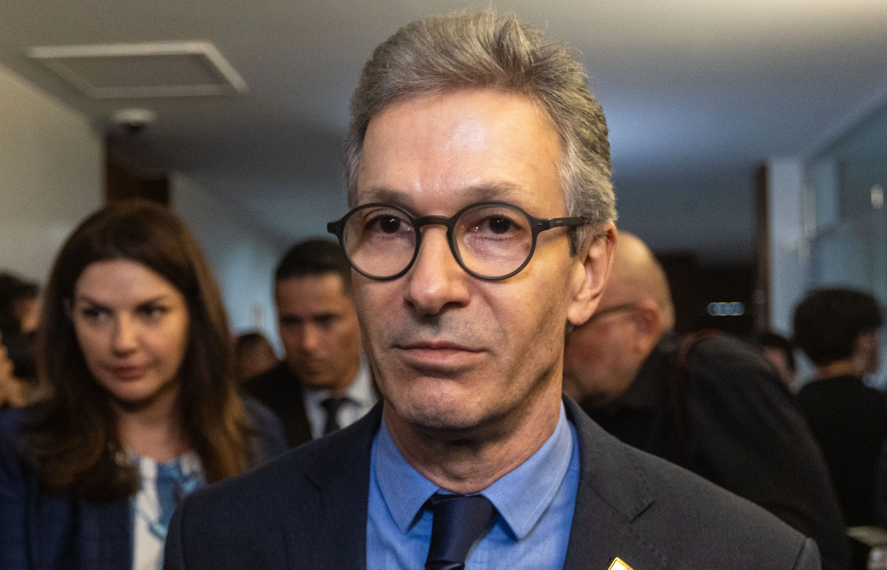 Zema nega uso do Estado para benefício próprio ao se comparar a Flávio e intensifica ataques ao STF