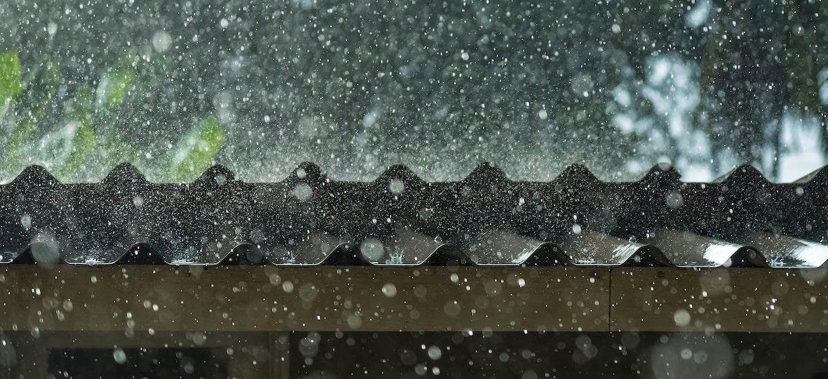 Chuva de granizo destrói carros em minutos; seguro cobre? Veja o que fazer para evitar prejuízo