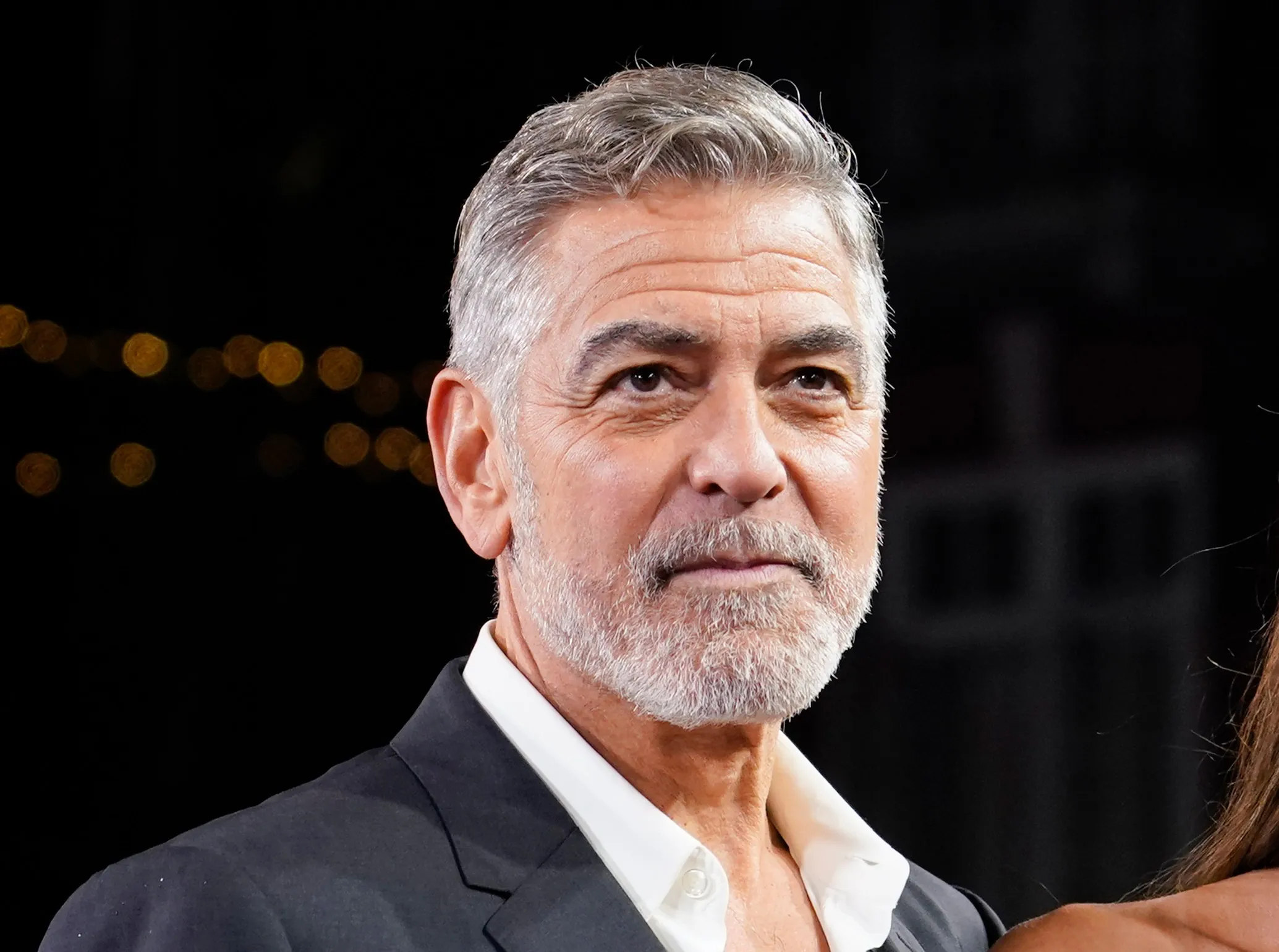 George Clooney é forçado a evacuar casa na França após avanço de incêndio florestal