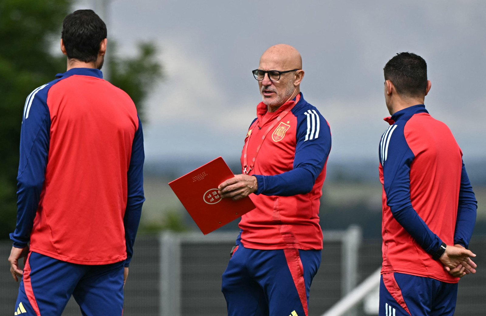 'Tentando encontrar uma solução', diz técnico da Espanha sobre Finalíssima contra Argentina marcada no Catar, agora em meio à guerra